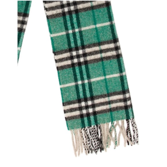Burberry 100% lambswool scarf. Made exclusively in Scotland. Dry clean only - Picture 1 of 3